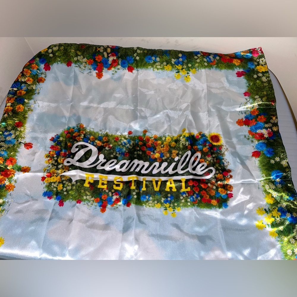 DREAMVILLE 22 Bandana (NWOT)